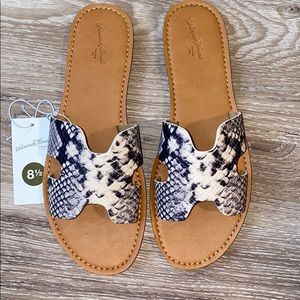 Universal Thread Snake Print Slides